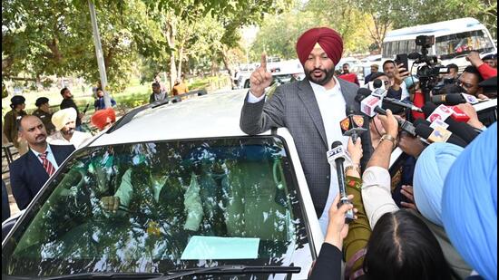 Union minister of state Ravneet Singh Bittu interacting with the media outside the Punjab CM’s official residence in Chandigarh after his security personnel had a scuffle with UT police officials on Wednesday. (Ravi Kumar/HT)