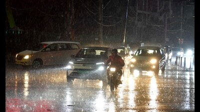 Commuters heading towards their destinations amid heavy rain in Ludhiana on Thursday evening. (Manish/HT) Commuters heading towards their destinations amid heavy rain in Ludhiana on Thursday evening. (Manish/HT)