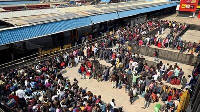Crowds of passengers seen at the New Delhi Railway Station a day after the stampede reportedly resulting in the death of 18 people in New Delhi, India, on Monday, February 17, 2025. (Hindustan Times) Crowds of passengers seen at the New Delhi Railway Station a day after the stampede reportedly resulting in the death of 18 people in New Delhi, India, on Monday, February 17, 2025. (Hindustan Times)