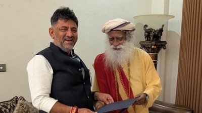 DK Shivakumar and Jaggi Vasudev (Sadhguru)