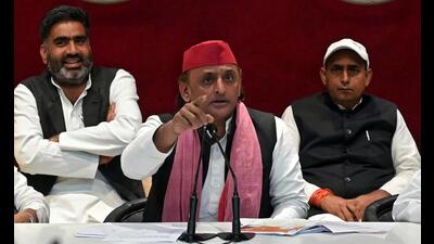 Samajwadi Party president Akhilesh Yadav addresses a press conference at the SP office in Lucknow on Thursday. (HT Photo)