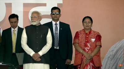 Delhi CM Rekha Gupta Oath Taking LIVE: Prime Minister Narendra Modi arrived on stage to attend Rekha Gupta's swearing-in as Delhi CM and greeted the NDA leaders and ministers present. (BJP/YouTube)