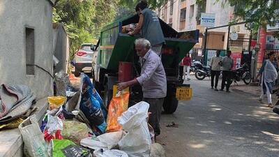 Swachh employees allege PMC did not provide plastic buckets to collect garbage and they are forced to collect waste in bags made of cloth or plastic since past two years. (HT) Swachh employees allege PMC did not provide plastic buckets to collect garbage and they are forced to collect waste in bags made of cloth or plastic since past two years. (HT)