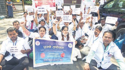 Thane, India - February 19, 2025: on the second day on Wednesday, the employees assigned to Mahatma Phule Arogya Yojana are on an indefinite strike outside Thane Collector Office since yesterday for their main demand of salary hike and other demands ,in Mumbai, India, on, Wednesday, February -19, 2024. ( Praful Gangurde /HT Photo )