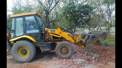 The tehbazaari wing of the MC removing encroachments in Ludhiana on Thursday. (HT Photo)