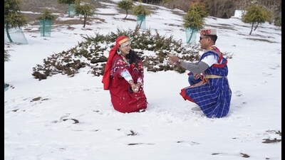 Tourists enjoying snowfall in Kufri, near Shimla, on Thursday. (HT photo) Tourists enjoying snowfall in Kufri, near Shimla, on Thursday. (HT photo)