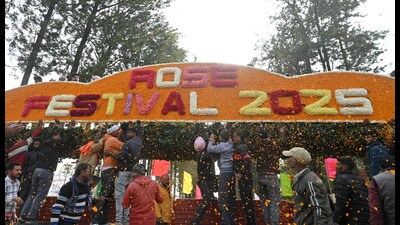 Workers giving final touches to the festival banner at the main gate of Zakir Hussain Rose Garden in Sector 16, Chandigarh, on Thursday. (Ravi Kumar/HT) Workers giving final touches to the festival banner at the main gate of Zakir Hussain Rose Garden in Sector 16, Chandigarh, on Thursday. (Ravi Kumar/HT)