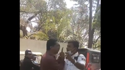 The video shows the heated altercation escalating as the driver hurls abuses at the traffic cop while holding a child in his arms. (X/@karnatakaportf) The video shows the heated altercation escalating as the driver hurls abuses at the traffic cop while holding a child in his arms. (X/@karnatakaportf)