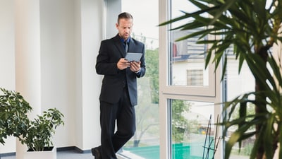 Standing for long hours can cause complications. (Freepik)