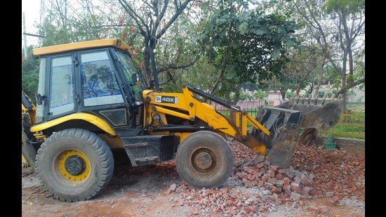 The tehbazaari wing of the MC removing encroachments in Ludhiana on Thursday. (HT Photo)