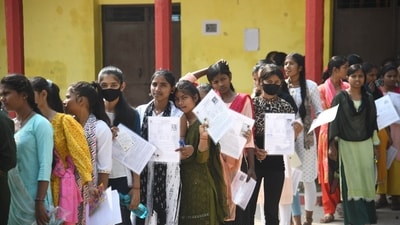 Students await to appear for the BSEB Class 10 exam in Patna (Santosh Kumar) Students await to appear for the BSEB Class 10 exam in Patna (Santosh Kumar)