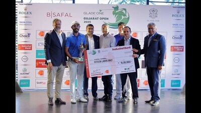 Champion Yuvraj Sandhu (2nd from left) receives the trophy and a cheque after registering an impressive win at the  ₹1 crore Gujarat Open Golf Championship 2025 at Glade One Golf Resort and Club in Ahmedabad on Friday. (HT Photo)