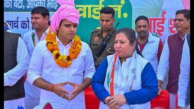 Congress’ candidate for Gurugram mayor Seema Pahuja and senior leader Vardhan Yadav during the election campaign at Badshahpur near Sector 77 in Gurugram on Friday. (PARVEEN KUMAR) Congress’ candidate for Gurugram mayor Seema Pahuja and senior leader Vardhan Yadav during the election campaign at Badshahpur near Sector 77 in Gurugram on Friday. (PARVEEN KUMAR)