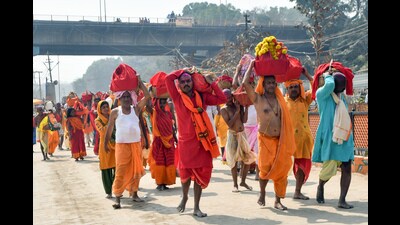 Devotees arrive at Triveni Sangam to take a dip during the ongoing Mahakumbh Mela 2025 (ANI)