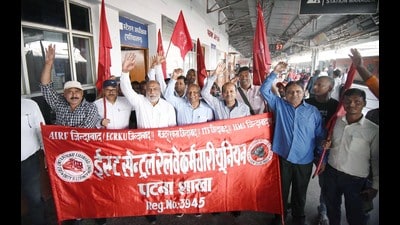 Members of East Central Railway Karmachari Union demonstrating in support of various demands at Patna Junction in Patna, Bihar (Santosh Kumar/ Hindustan Times) Members of East Central Railway Karmachari Union demonstrating in support of various demands at Patna Junction in Patna, Bihar (Santosh Kumar/ Hindustan Times)