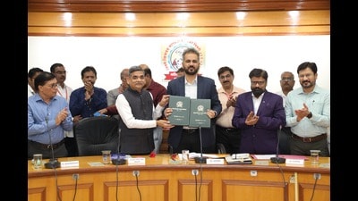 Pimpri-Chinchwad Municipal Corporation (PCMC) commissioner Shekhar Singh on Friday presented before the standing committee the municipal budget for the financial year 2025-26. (HT PHOTO)