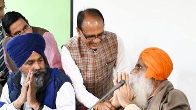 Agriculture minister Shivraj Singh Chouhan greets fasting farmer leader Jagjit Singh Dallewal. (PTI) Agriculture minister Shivraj Singh Chouhan greets fasting farmer leader Jagjit Singh Dallewal. (PTI)