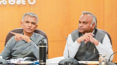 Krishna Byre Gowda (L), Priyank Kharge (R). (X/@PriyankKharge)