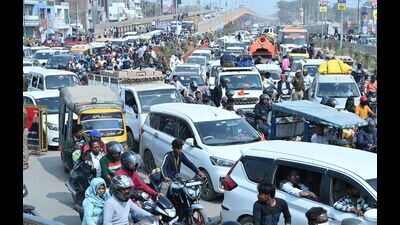 Long queues of vehicles on roads leading to Prayagraj on Saturday (HT Photo)