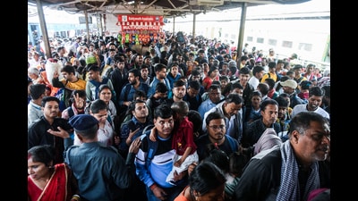 Passengers in large numbers throng the Patna Railway station during the ongoing Mahakumbh 2025, in Patna on Saturday. (ANI) Passengers in large numbers throng the Patna Railway station during the ongoing Mahakumbh 2025, in Patna on Saturday. (ANI)