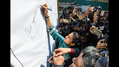 Peoples Democratic Party leader Iltija Mufti kicks off a signature campaign to ban Liquor in Srinagar on Saturday. (ANI) Peoples Democratic Party leader Iltija Mufti kicks off a signature campaign to ban Liquor in Srinagar on Saturday. (ANI)