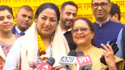 Delhi chief minister Rekha Gupta with Daulat Ram College principal Savita Roy. (ANI/X) Delhi chief minister Rekha Gupta with Daulat Ram College principal Savita Roy. (ANI/X)