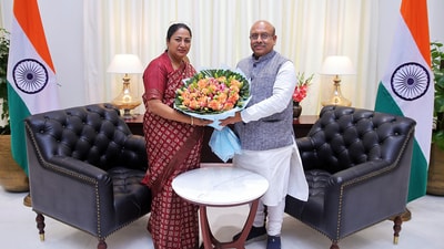 Delhi chief minister Rekha Gupta with BJP leader Vijender Gupta in New Delhi. (X/Vijender Gupta)