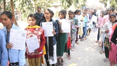 Patna: Students in queue before appearing in the Class 10th exam of the Bihar School Examination Board (BSEB) at DAV High School Danapur. (Santosh Kumar) Patna: Students in queue before appearing in the Class 10th exam of the Bihar School Examination Board (BSEB) at DAV High School Danapur. (Santosh Kumar)