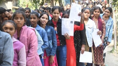 Students had to carry their admit cards to the exam venue. Entry inside the exam hall is not permitted without the admit card (Santosh Kumar) Students had to carry their admit cards to the exam venue. Entry inside the exam hall is not permitted without the admit card (Santosh Kumar)