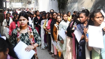 Bihar School Examination Board (BSEB) is conducting the Class 10 English examination in two shifts today, February 22 (Santosh Kumar) Bihar School Examination Board (BSEB) is conducting the Class 10 English examination in two shifts today, February 22 (Santosh Kumar)