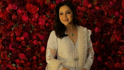 Gauri Khan was seen at the event with her mother Savita Chhibber. She wore a white and beige outfit for the wedding. Gauri Khan was seen at the event with her mother Savita Chhibber. She wore a white and beige outfit for the wedding.