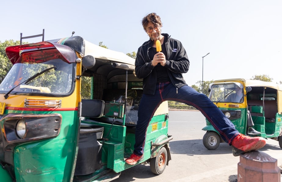 Actor Shalin Bhanot's pitstop for an orange candybar at India Gate.(Rajessh Kashyap/HT)