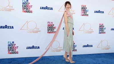 Elizabeth Olsen looked lovely in a pastel green lace gown from Erdem‘s spring 2025 collection, which featured a large pink bow affixed at the shoulder. (AP) Elizabeth Olsen looked lovely in a pastel green lace gown from Erdem‘s spring 2025 collection, which featured a large pink bow affixed at the shoulder. (AP)