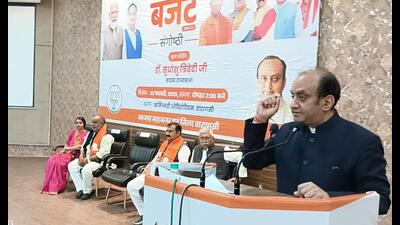 BJP’s national spokesperson and Rajya Sabha MP Dr Sudhanshu Trivedi interacting with intellectuals of Kashi on Sunday (HT Photo)