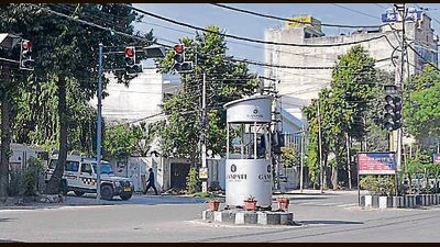 Despite the installation of sensor-based traffic lights on the Mall Road, old traffic lights continue to be used. (Manish/HT) Despite the installation of sensor-based traffic lights on the Mall Road, old traffic lights continue to be used. (Manish/HT)