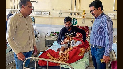 Dr Pardeep Kumar interacting with patients. (HT Photo) Dr Pardeep Kumar interacting with patients. (HT Photo)