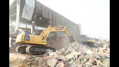 The massive demolition drive was executed with significant manpower and machinery, including 47 poclain machines, eight JCBs, and a team comprising 880 police personnel and around 500 PCMC staff members. (HT PHOTO) The massive demolition drive was executed with significant manpower and machinery, including 47 poclain machines, eight JCBs, and a team comprising 880 police personnel and around 500 PCMC staff members. (HT PHOTO)