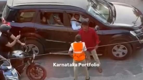 Man argues with Bengaluru traffic cop in the middle of a busy road (Screengrab from Karnataka Portfolio video)