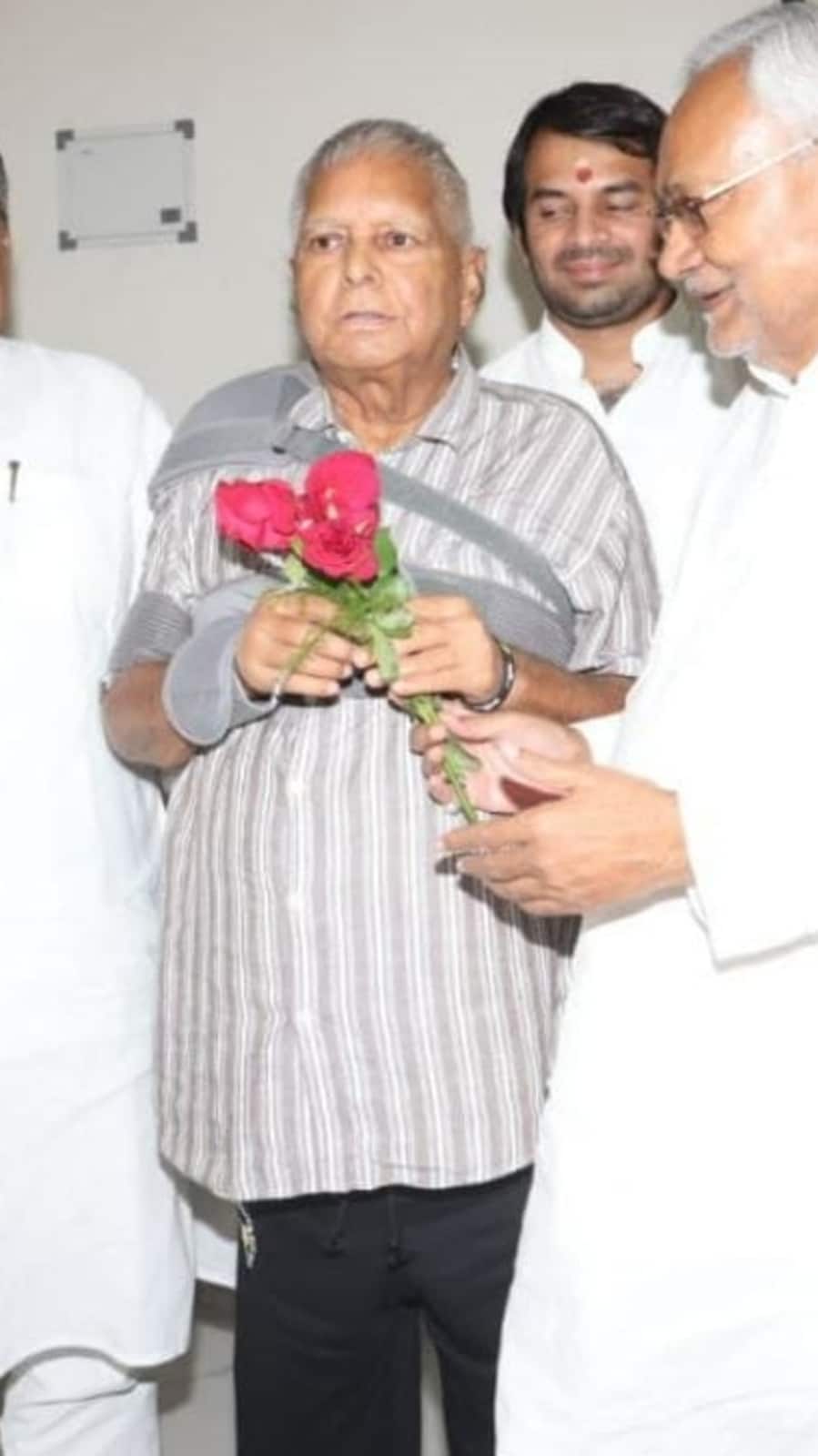 File Photo: RJD leader Lalu Prasad Yadav meets Bihar chief minister Nitish Kumar in Patna on Wednesday, August 17, 2022. (Twitter/Tejashwi Yadav)
