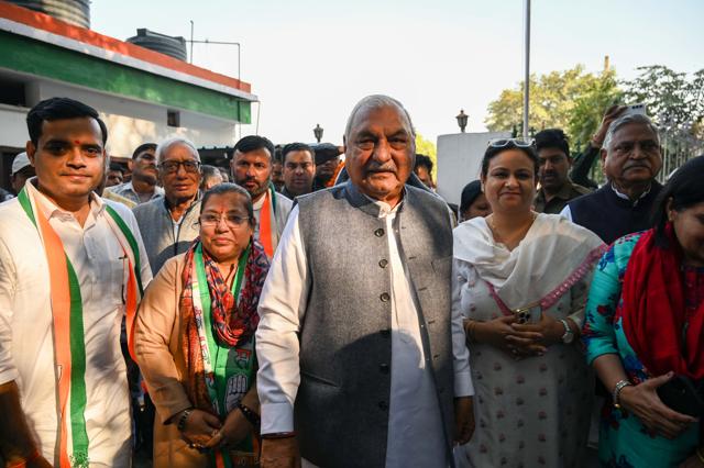 Former Haryana chief minister Bhupinder Singh Hooda and Congress’ mayoral candidate Seema Pahuja at Congress office in Kaman Sarai on Sunday. (Parveen Kumar/HT Photo) Former Haryana chief minister Bhupinder Singh Hooda and Congress’ mayoral candidate Seema Pahuja at Congress office in Kaman Sarai on Sunday. (Parveen Kumar/HT Photo)