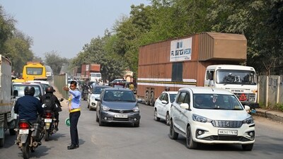 The post has ignited debate about pedestrian safety as well as new scams in Gurugram (Photo: Parveen Kumar/HT (For representational purposes only)) The post has ignited debate about pedestrian safety as well as new scams in Gurugram (Photo: Parveen Kumar/HT (For representational purposes only))