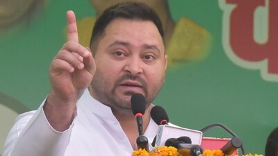 Tejashwi Yadav, the leader of the Rashtriya Janta Dal, arrives in Bihar today ahead of Prime Minister Narendra Modi's visit. Tejashwi Yadav voiced his disapproval, criticising the federal and state governments for not fulfilling their commitments to the state. (HT photo/Santosh Kumar)