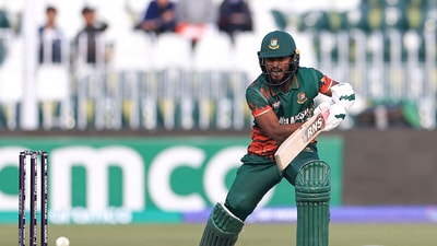 Jaker Ali (45) counterattacked against the pace, but New Zealand allowed them only 64 runs in the last 10 overs. (REUTERS) Jaker Ali (45) counterattacked against the pace, but New Zealand allowed them only 64 runs in the last 10 overs. (REUTERS)