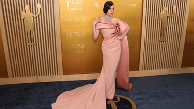 2025 SAG Awards ambassador Sofia Carson walked the red carpet in a gown from the Elie Saab spring/summer 2025 Haute Couture Collection. She dazzled the LA Hollywood night with a 12.37-carat round-shaped white diamond and 76.11-carat diamonds set in 18k white gold from Chopard's Haute Joaillerie Collection. The Netflix star completed the glam look with 10-carat oval-shaped white diamond and additional diamonds set in 18k white gold from the&nbsp;Garden of Kalahari Collection. (REUTERS)