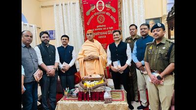 Divisional Commissioner Kaushal Raj Sharma and Commissioner of police Mohit Agarwal, District Magistrate S Rajalingam calling on Acharya Mahamandaleshwar Awadheshanand Giri, the head of Panchnamdas Juna Akhara at Mahamrityunjai Math, Varanasi. (HT PHOTO) Divisional Commissioner Kaushal Raj Sharma and Commissioner of police Mohit Agarwal, District Magistrate S Rajalingam calling on Acharya Mahamandaleshwar Awadheshanand Giri, the head of Panchnamdas Juna Akhara at Mahamrityunjai Math, Varanasi. (HT PHOTO)