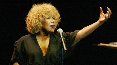(FILES) US singer Roberta Flack performs at the 40th Jazzaldia festival in the Spanish northern Basque city of San Sebastian on July 23, 2005. Roberta Flack, the Grammy-winning singer behind the classic "Killing Me Softly With His Song," died on February 24, 2025, her publicist said in a statement, without citing a cause. She was 88 years old. The influential pop and R&B star was one of the most recognizable voices of the 1970s, but in recent years she lost her ability to sing to ALS, known as Lou Gehrig's disease, which she was diagnosed with in 2022. (Photo by Rafa RIVAS / AFP) (AFP) (FILES) US singer Roberta Flack performs at the 40th Jazzaldia festival in the Spanish northern Basque city of San Sebastian on July 23, 2005. Roberta Flack, the Grammy-winning singer behind the classic "Killing Me Softly With His Song," died on February 24, 2025, her publicist said in a statement, without citing a cause. She was 88 years old. The influential pop and R&B star was one of the most recognizable voices of the 1970s, but in recent years she lost her ability to sing to ALS, known as Lou Gehrig's disease, which she was diagnosed with in 2022. (Photo by Rafa RIVAS / AFP) (AFP)