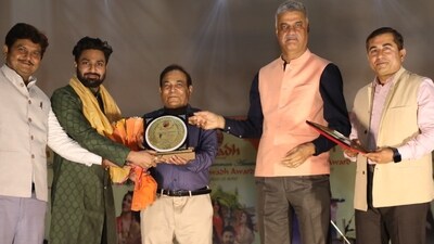 Music composer, lyricist and singer Mithoon receiving Naushad Samman from Army officials Lt Gen Surendra Singh and Maj Gen Salil Seth in Lucknow (HT Photo) Music composer, lyricist and singer Mithoon receiving Naushad Samman from Army officials Lt Gen Surendra Singh and Maj Gen Salil Seth in Lucknow (HT Photo)