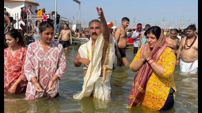 Chief minister Sukhvinder Singh Sukhu with his family at the Triveni Sangam in Prayagraj, Uttar Pradesh, on Tuesday. (HT photo)