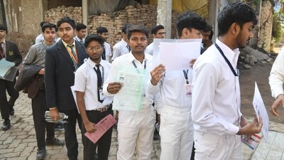 The Class 10 examination will be held in single shift on February 25, that is from 10.30 am to 1.30 pm. (Santosh Kumar ) The Class 10 examination will be held in single shift on February 25, that is from 10.30 am to 1.30 pm. (Santosh Kumar )