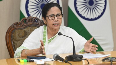 West Bengal CM Mamata Banerjee stated that the Yogi Adiytyanath -led UP government should have made proper arrangements to ensure common people don't suffer (HT)